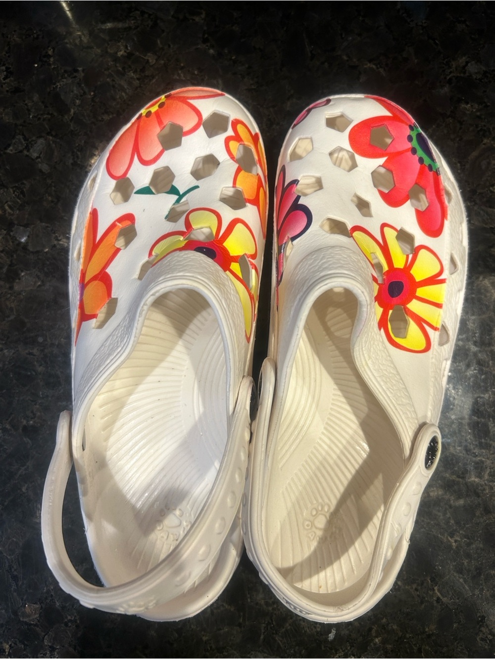 Like new dawgs clogs sz 9